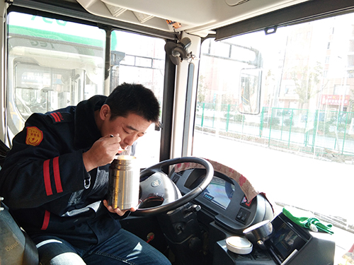 駕駛員日常工作中午用餐