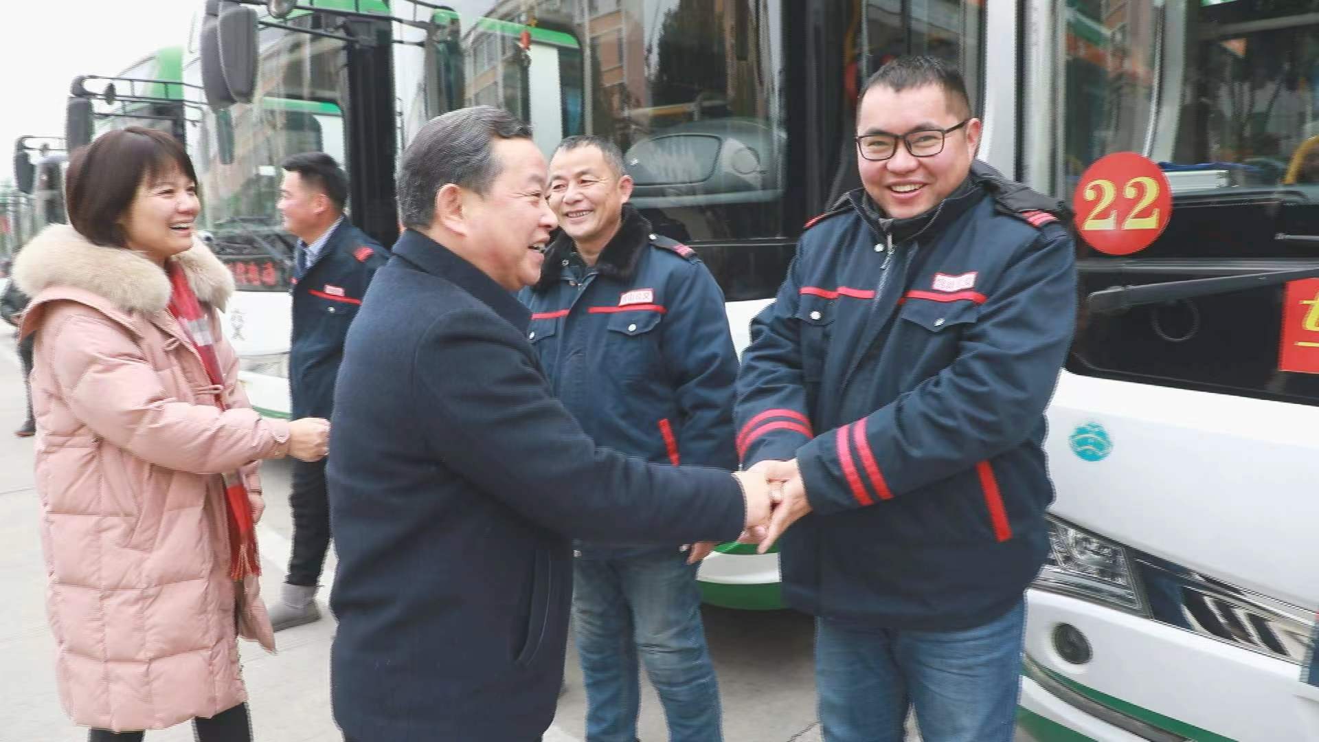 縣領導春節慰問公交職工